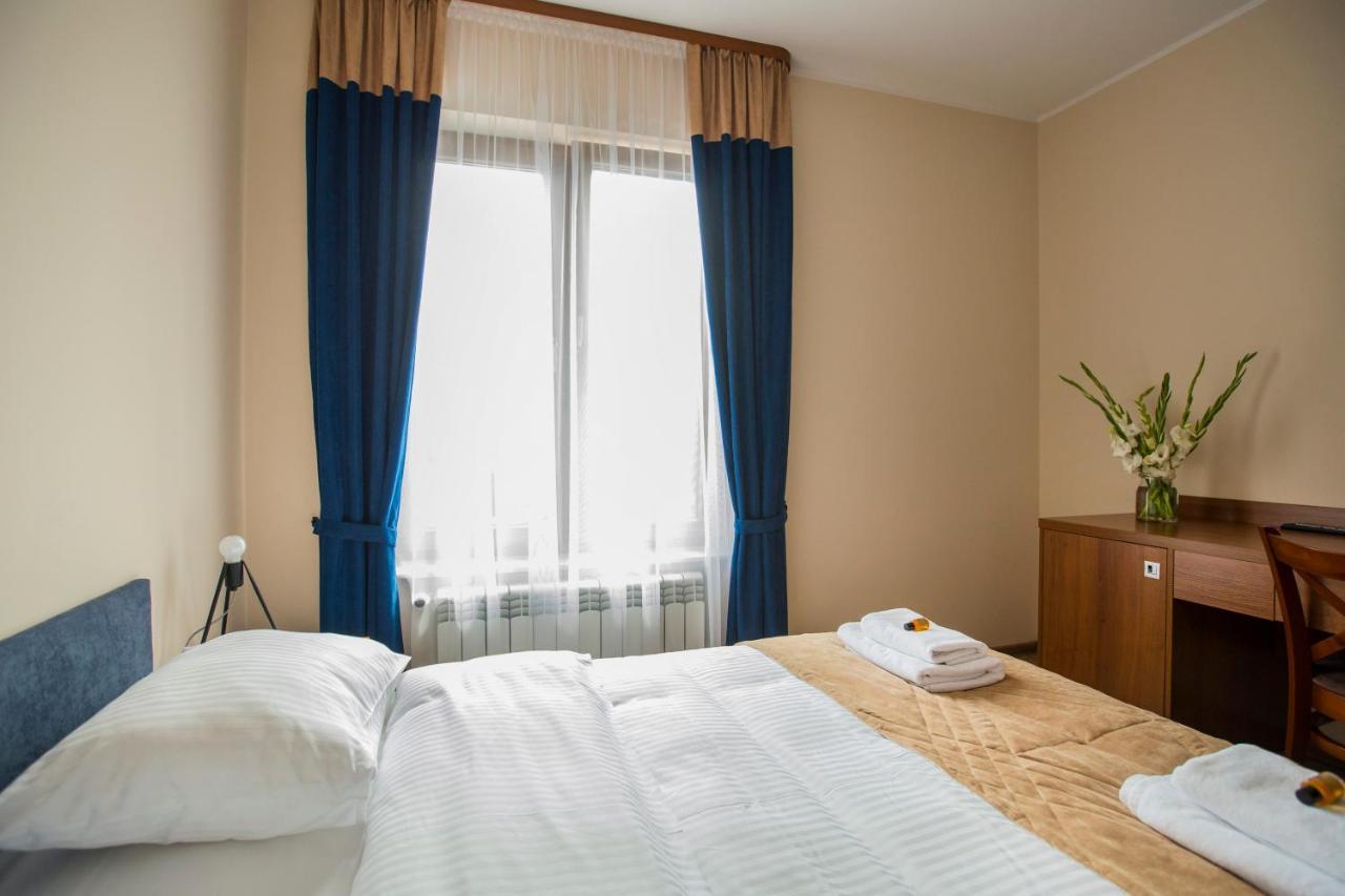 Hotel Gosciniec Ceglane Katy Dwikozy Esterno foto